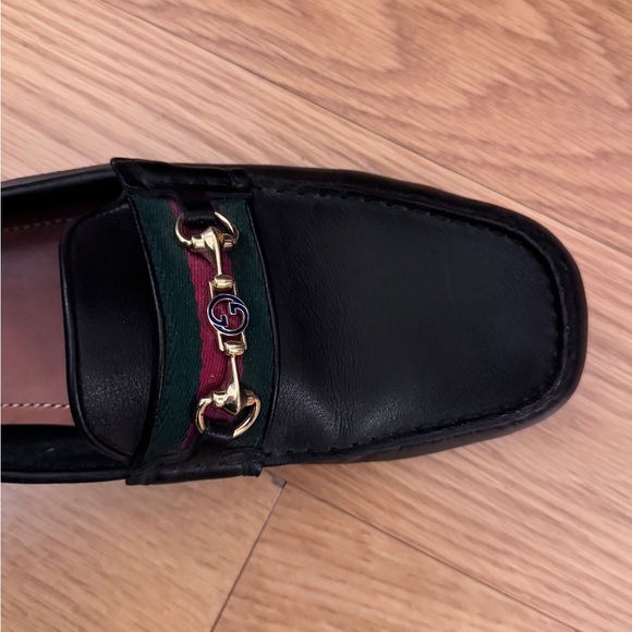 Gucci Black Leather Loafers with Gold and Green Accents - Picture 5 of 9